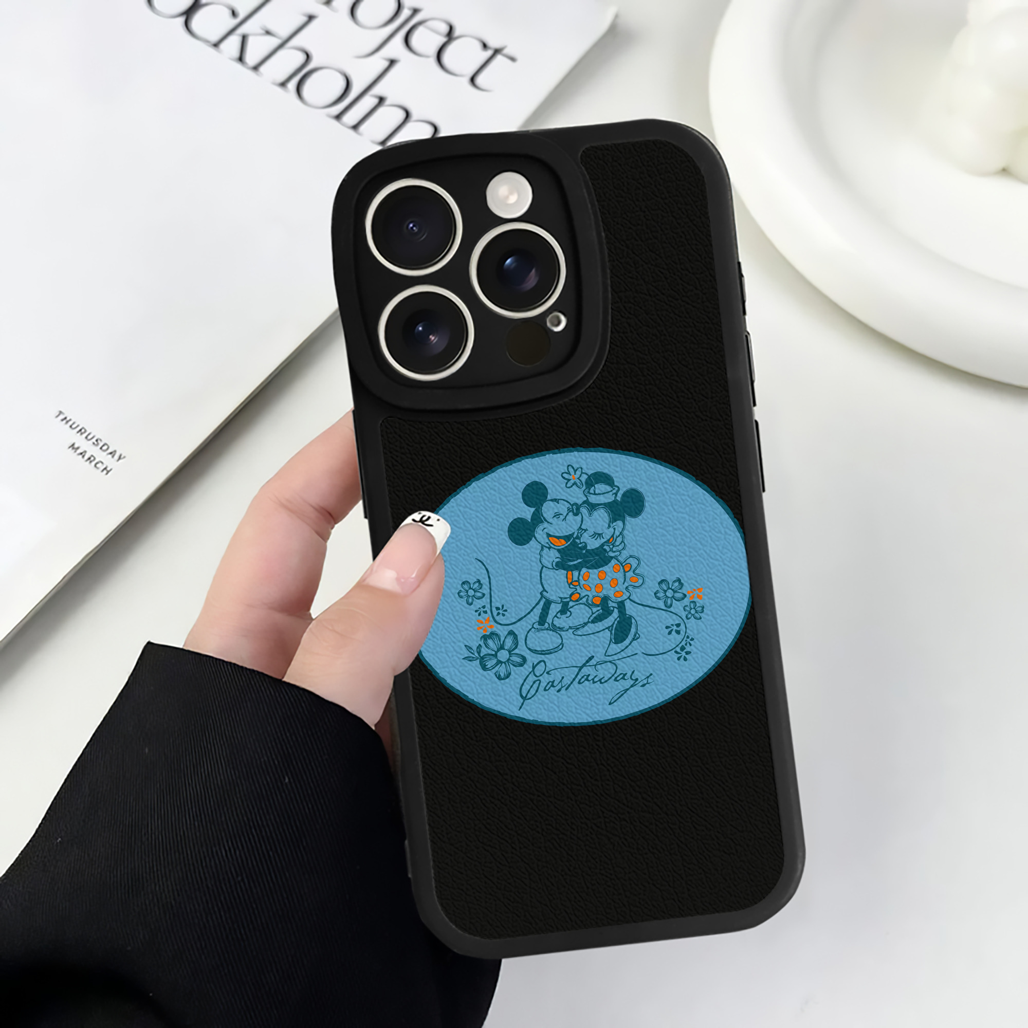 （画像用） ミッキーマウス Mickey Mouse 【iPhone 16シリーズ対応】シリコンスマホケース（レザー調） 材質：シリコン